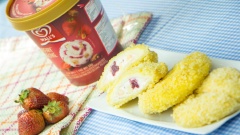 Nhanh tay gấp ra khỏi chảo và dùng ngay khi bánh còn nóng, để thưởng thức đủ vị nóng bên ngoài và lạnh bên trong, cực thú vị nhé cả nhà.