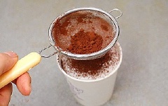 Cuối cùng, dùng rây, rây mịn 15gr bột cacao còn lại lên trên bánh. Cho bánh vào xửng hấp, hấp khoảng 20 phút là bánh chín.