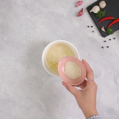 Làm sốt ướp thịt: Trộn đều sốt ướp gồm 10gr tỏi băm, 20gr hành tây băm, 20gr lê băm nhuyễn, 1/2 muỗng cà phê muối, 1 muỗng cà phê hạt nêm, 1 muỗng canh mật ong, 1 muỗng cà phê tiêu xay, 1 muỗng cà phê dầu mè và 4 muỗng canh tương ớt Knorr.