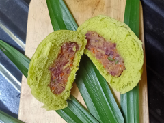 Bánh bao lá dứa nhân mặn đã hoàn thành rồi. Dọn cho cả nhà ăn thử thôi nào. Bánh mềm mịn, thơm lừng đầy đủ dinh dưỡng cho bữa sáng của cả nhà. Cách làm bánh bao lá dứa nhân mặn cũng chỉ đơn giản thế thôi, lưu lại để dành trổ tài nha, mọi người trong nhà sẽ bất ngờ lắm đó.