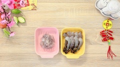 Cà rốt gọt vỏ, lấy 30gr đem bào sợi sau đó băm nhuyễn. Nấm mèo khô ngâm nở, lấy 30gr đem băm nhuyễn. Tôm sú chọn 9 con đem lột vỏ, chừa đuôi. Còn lại đem lột sạch vỏ, lấy 60gr băm nhuyễn.