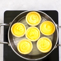 Làm nóng nồi Tchef khoảng 15 phút (1000W). Xếp bánh vào rế và nướng 35 phút (1200W). Sau 35 phút, lấy rế ra khỏi nồi, xếp bánh vào và nướng thêm 10 phút là hoàn thành.
