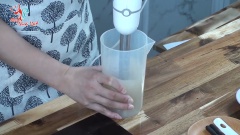 Tiếp theo là phần thạch dừa, 15g bột rau câu Linh cho vào 300ml nước lọc, dùng máy xay đánh cho tan. Cách này thì giúp chúng ta tiết kiệm thời gian nấu hơn. Vì lượng bột rau câu nhiều mà các bạn đun không khuấy tan thì rất dễ vón cục và bị khê.
