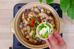 Cuối cùng cho thịt ba chỉ rang, 10gr hành lá cắt khúc và 10gr ớt trái vào chảo đảo đều lên, xào thêm 2 phút. Có thể cho thêm tí hành lá cắt nhỏ cho màu sắc bắt mắt hơn.