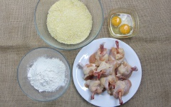 Phần cánh gà mình sử dụng là phần nhiều thịt nhất của cánh. Dùng 1 con dao nhỏ nhưng thật sắc lọc xương cánh gà. Đầu tiên, hãy cắt bỏ những sợi gân bám vào xương ở đầu cánh. Sau đó dùng dao vuốt mạnh phần thịt gà xuống. Rửa gà để ráo, ướp với muối tiêu.