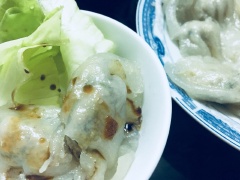 Bày ra dĩa ăn kèm với nước tương chua cay và xà lách, nếu có thêm kim chi thì càng tuyệt vời hơn!