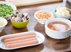 Tôm khô ngâm nước, xay nhuyễn; xúc xích cắt nhỏ. Đun chảy bơ, cho tỏi băm vào phi thơm rồi cho tôm khô vào xào đến khi chín, thêm 1/2 muỗng cà phê hạt nêm maggi. Cho chén nước dùng vào chảo tôm, trộn đều, đun sôi, tắt bếp.