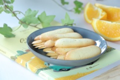 Bánh lưỡi mèo mang ra khỏi lò sẽ vẫn còn hơi mềm, khi bánh nguội sẽ trở nên cứng và giòn hơn, thơm mùi bơ, thoang thoảng hương cam. Cách làm bánh lưỡi mèo cũng thật đơn giản đúng không nào? Ăn bánh lưỡi mèo, uống trà thì vô cùng hơp lý đấy. Bạn có thể cho bánh lưỡi mèo vào hủ và đậy kín để dành dùng dần trong khoảng 7 - 10 ngày.