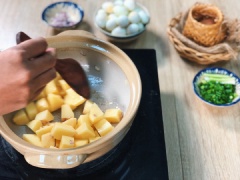 Bắt nồi lên bếp, để nồi nóng các nạn cho dầu vào, phi hành thơm lên các bạn cho phần khoai đã cắt cục vào xào săn khoai.