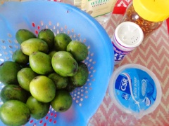 1 muỗng canh muối, 1 lít nước, 1 muỗng canh nước cốt chanh hoà sẵn trong 1 cái thau. Cóc gọt vỏ, ngâm cóc vào âu nước muối chanh pha loãng 15 phút. Sau đó đổ cóc ra rổ rửa qua nước lạnh cho sạch.