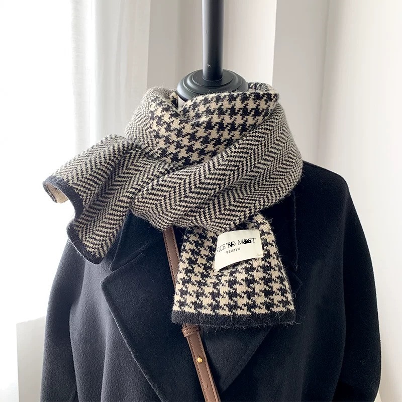 Reversible scarf with houndstooth pattern, 165x23cm