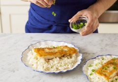 Tempura là món ăn của người Nhật Bản, gồm các loại hải sản, rau, củ tẩm bột mì, được rán trong dầu ăn. Hôm nay, mình sẽ hướng dẫn bạn cách làm tempura cá chiên giòn, ăn kèm salad tươi ngon, thanh mát.
