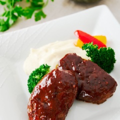 Ngày lễ tình yêu sẽ thêm phần lãng mạn hơn khi chính tay bạn chuẩn bị một buổi ăn tối ngon và đẹp trong ánh nến lung linh cùng với món bò bít tết sốt vang kiểu Nhật nha. Bạn còn chờ gì mà không lưu lại công thức và chuẩn bị làm người ấy bất ngờ nào.