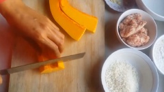 Nấm mèo tươi làm sạch, thái sợi chỉ. Hành lá thái nhỏ. Bí đỏ bỏ ruột, gọt vỏ, rửa sạch rồi cắt nhỏ, đem hấp chín. Sau đó dùng muỗng nghiền nhuyễn bí đỏ. Tiếp đến, thêm từ từ bột bắp vào trộn thành hỗn hợp đồng nhất.