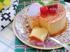 Úp chén bánh flan pudding ra đĩa, trang trí vài lát trái cây tươi theo mùa. Món này dùng lạnh rất ngon.