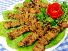Rau xà lách rau thơm rửa sạch, để ráo nước, cà chua cắt hoa hồng. Lót rau xà lách xuống dưới bày thịt xiên nướng lên trên và trang trí với rau thơm và hoa hồng cà chua là bạn đã hoàn thành đĩa thịt xiên nướng thơm nức mà cực kỳ ngon miệng để cả nhà cùng thưởng thức rồi. Bày thịt xiên nướng lên đĩa thì thật đẹp nhưng có lẽ cách ăn ngon nhất là khi những xiên thịt vừa nướng chín trên bếp, cầm cả xiên để thưởng thức thì thật là không có món gì thơm ngon bằng.