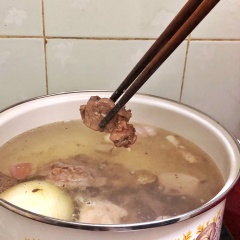 Cắt củ gừng, hành tây, hành tím vào nồi nước, đun cho đến khi nước sôi thì bỏ từ từ phần thịt vịt được chế biến sơ ở bước trước vào hết nồi nước.