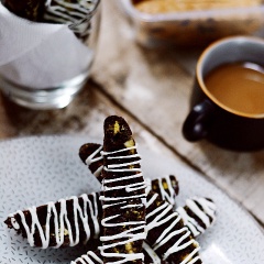 Đun chảy 100 chocolate trắng rồi cho vào túi bóp kem. cắt đầu bao 1 mm. bóp zic zac lên bánh. Chờ chocolate cứng lại là được.