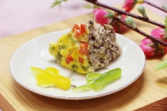 Món trứng chưng nấm đông cô tỏa hương thơm đặc trưng của nấm đông cô và vị béo tự nhiên của trứng, hòa quyện với hương hành cho ra món ăn cực hấp dẫn. Đặc biệt phầm topping ớt chuông 3 màu giúp món ăn trông càng thêm bắt mắt.