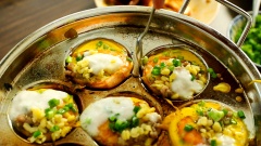 Lấy nắp đậy khuôn bánh khọt lại để 2 phút cho bánh chín. Sau đó dùng một chiếc muỗng nhỏ, xoay vòng quay bánh để bánh tróc ra khỏi khuôn rồi lần lượt lấy bánh ra ngoài. Tiếp tục đổ bánh khọt cho hết số bột và số nhân.