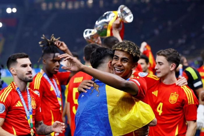 UEFA tránh lặp lại tranh cãi của FIFA - Tạp chí Tri thức
