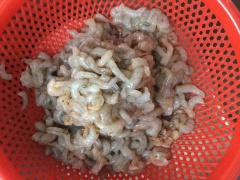 Làm sạch tôm tươi, bóc vỏ tôm, bỏ đầu và đuôi, rửa sạch với nước rồi để ráo. Gọt bỏ cà rốt, rửa sạch, cắt khúc nhỏ.