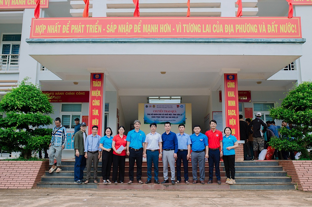 Trường Đại học Tây Bắc trao quà ủng hộ nhân dân xã Huổi Một, tỉnh Sơn La khắc phục thiệt hại sau mưa lũ
