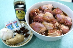 Gà rửa sạch, chặt nhỏ rồi ướp cùng 5 muỗng canh xì dầu, 1 muỗng cà phê muối, 2 muỗng cà phê bột ngọt, 15ml rượu trắng.