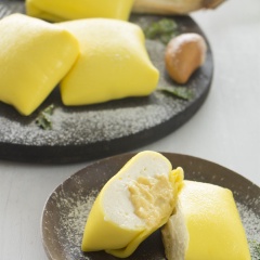 Bánh crepe sầu riêng là món ăn vặt thần thánh của giới trẻ nói chung và tín đồ sầu riêng nói riêng. Món bánh sầu riêng là sự kết hợp của một lớp vỏ bánh crepe vàng ươm, mềm mịn cùng nhân kem lạnh béo ngậy xen lẫn cơm sầu riêng ngọt lịm, siêu thơm. Cắn vào chiếc bánh crepe thấy mát rượi tận răng, cùng với vị ngọt tuyệt hảo đủ sức làm siêu lòng bất cứ ai lần đầu nếm thử. Cách làm bánh crepe không hề khó một chút nào, bạn chỉ cần lưu lại công thức rồi vào bếp bắt tay thực hiện cho cả nhà cùng thưởng thức.