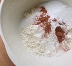 Trộn đều phần "Hỗn hợp bột khô": 195gr bột mì trộn với 100gr đường, 2,5 muỗng cà phê bột nở (Baking powder), 1/4 muỗng cà phê muối, 1/4 muỗng cà phê bột quế. Sau đó từ từ đổ phần "Hỗn hợp ướt" vào phần "Hỗn hợp bột khô". Dùng phới lồng trộn đều.