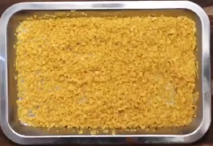 Và món ăn sẽ tuyệt vời hơn nữa nếu bạn đập nhỏ một gói Snack với hương vị yêu thích rồi lăn bánh qua. Chắc chắn, bạn cùng người thân của mình sẽ không thể cưỡng lại sức quyến rũ của nó rồi.