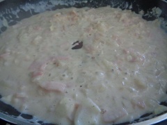 Bắc chảo lên bếp, cho bơ vào, bơ tan cho hành tây vào xào thơm. Kế đến cho bacon (thịt xông khói) vào xào 1-2 phút rồi cho sữa tươi, gia vị phía trên vào nấu sôi thì cho bột mì vào khuấy cho đến khi có hỗn hợp sánh. Cuối cùng cho nui, phô mai vào trộn đều, ta sẽ có 1 hỗn hợp hơi dính là tắt bếp.