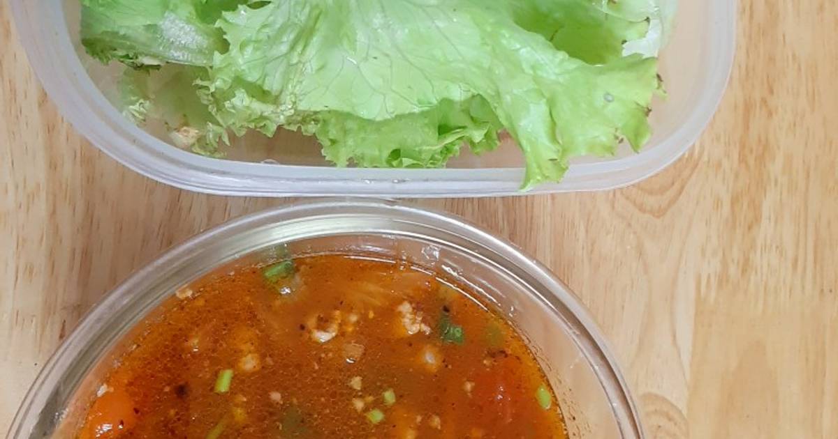 Xà lách chấm nước sốt cà chua tự chế