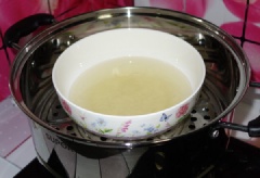 Ngâm gelatine vào 100ml nước cho mềm. Sau đó đổ gelatine và nước ngam vào nồi, thêm 400ml nước. Đun cho gelatine tan.