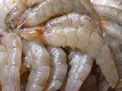 Tôm mua về bạn rửa sạch rồi lột vỏ, đừng quên cắt bỏ chỉ lưng nhé! Ướp tôm với rượu, muối, đường, hạt tiêu + 1 muỗng canh dầu hào để khoảng 15-20 phút cho tôm thấm gia vị.