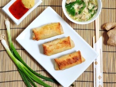 Bày trí ra đĩa và thưởng thức với tương ớt.