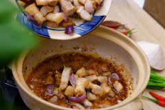 Cuối cùng cho thịt ba chỉ rang, 10gr hành lá cắt khúc và 10gr ớt trái vào chảo đảo đều lên, xào thêm 2 phút. Có thể cho thêm tí hành lá cắt nhỏ cho màu sắc bắt mắt hơn.
