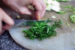 Ngò gai bỏ gốc, rửa sạch, cắt nhuyễn. Hành tím bóc vỏ, cắt nhỏ. Hành lá rửa sạch, cắt nhỏ.