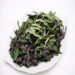 Cà tím cắt miếng nhỏ, dài, ngâm trong nước với tí muối cho cà trắng khoảng 5-10 phút rồi vớt ra, để ráo nước. Rau tía tô và hành lá rửa sạch, cắt nhỏ.