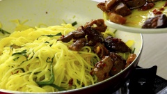 Đun nóng 1 muỗng canh dầu ăn, cho 1 muỗng canh nghệ tươi giã nhuyễn vào chảo phi thơm. Sau đó, cho hành tây (cắt sợi dày 1 cm), hẹ (cắt khúc khoảng 4 - 5 cm), rau răm (lặt lấy lá) vào đảo đều khoảng 3 - 4 phút. Tiếp đến, cho bún và phần lòng vào đảo nhẹ nhàng cho tất cả nguyên liệu quyện vào nhau khoảng 2 - 3 phút thì tắt bếp.