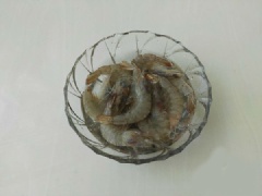 Tôm mua về bạn rửa sạch, cắt bỏ râu, khía phần lưng rồi loại bỏ chỉ đen. Hành lá bạn rửa sạch rồi cắt khúc.