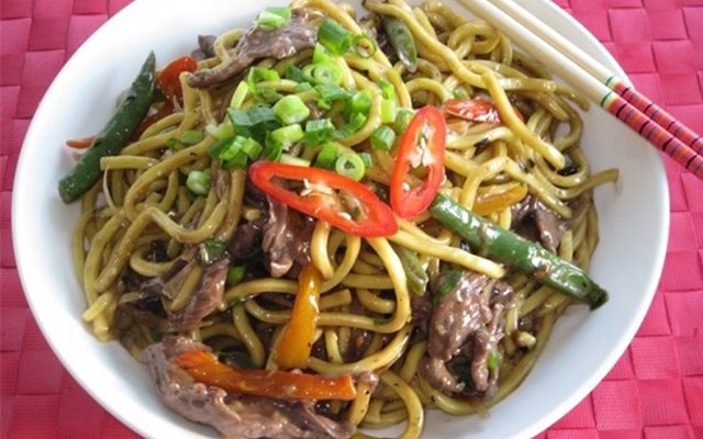 Mì Xào Với Thịt Bò