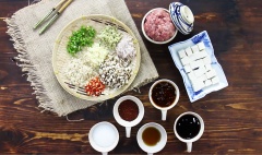 Băm nhuyễn tỏi, hành tím, gừng, sả, ớt. Xả đậu hũ non dưới vòi nước rồi cắt miếng vuông nhỏ vừa ăn (khoảng 2x2cm). Ngâm nấm đông cô tươi vào nước muối loãng ít phút, rồi rửa sạch, cắt nhuyễn.