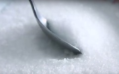 Cho 2 muỗng cà phê đường trắng, chanh vắt lấy nước cốt chanh vào chén.