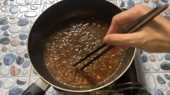 Nấu nước me cho vừa ăn.