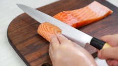 Sơ chế: Đem 400gr cá hồi ngâm nước muối pha loãng 15 phút, rửa sạch, thấm khô nước, bỏ phần da. Dùng dao thái cá thành từng miếng dài 3cm, dày khoảng 0,5cm (miếng cả mỏng khi ngâm sẽ nhanh ngấm và thơm hơn). Hành tây lột vỏ khô, rửa sạch sau đó thái kiểu múi cau khoảng 1 - 1,5cm. Cắt ớt thành những khoanh nhỏ. Chanh vàng thái lát mỏng. Gừng, tỏi bóc vỏ, thái lát.