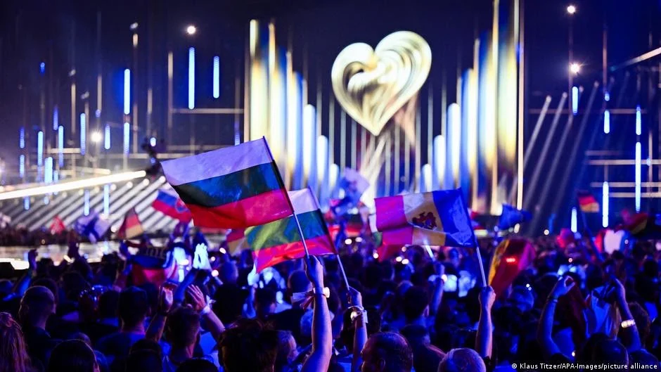 Panggung megah Kontes Lagu Eurovision yang menjadi pusat perhatian internasional.