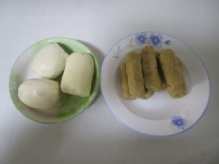 Củ sen rửa sạch, gọt vỏ, thái thành những que nhỏ. Chả lụa chay mua về rửa sạch, để ráo nước, cắt thành những khúc ngắn. Dùng chiếc đỏ tạo 1 lổ thủng trên mỗi khúc chả, sau đó xỏ que củ sen qua để làm giống hao hao đùi gà giả nhé! Trong chén nhỏ trộn đều hỗn hợp sốt gồm: 2 muỗng canh nước tương, 1 muỗng canh giấm, 1 muỗng canh đường.