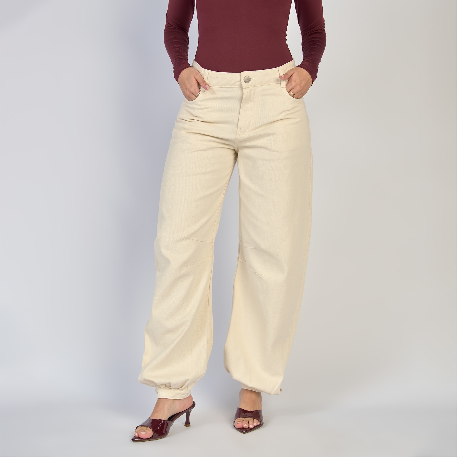 Jean dama barrel straight rígido con botón en la bota, color Ivory - Vista 6