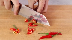 Cắt đôi 100gr cóc non, cắt miếng nhỏ 100gr xoài xanh. Cắt nhỏ 50gr rau răm và 50gr ngò gai. Cắt lát 20gr ớt hiểm.